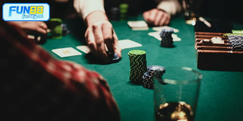 So sánh giữa lối cược Poker online và live